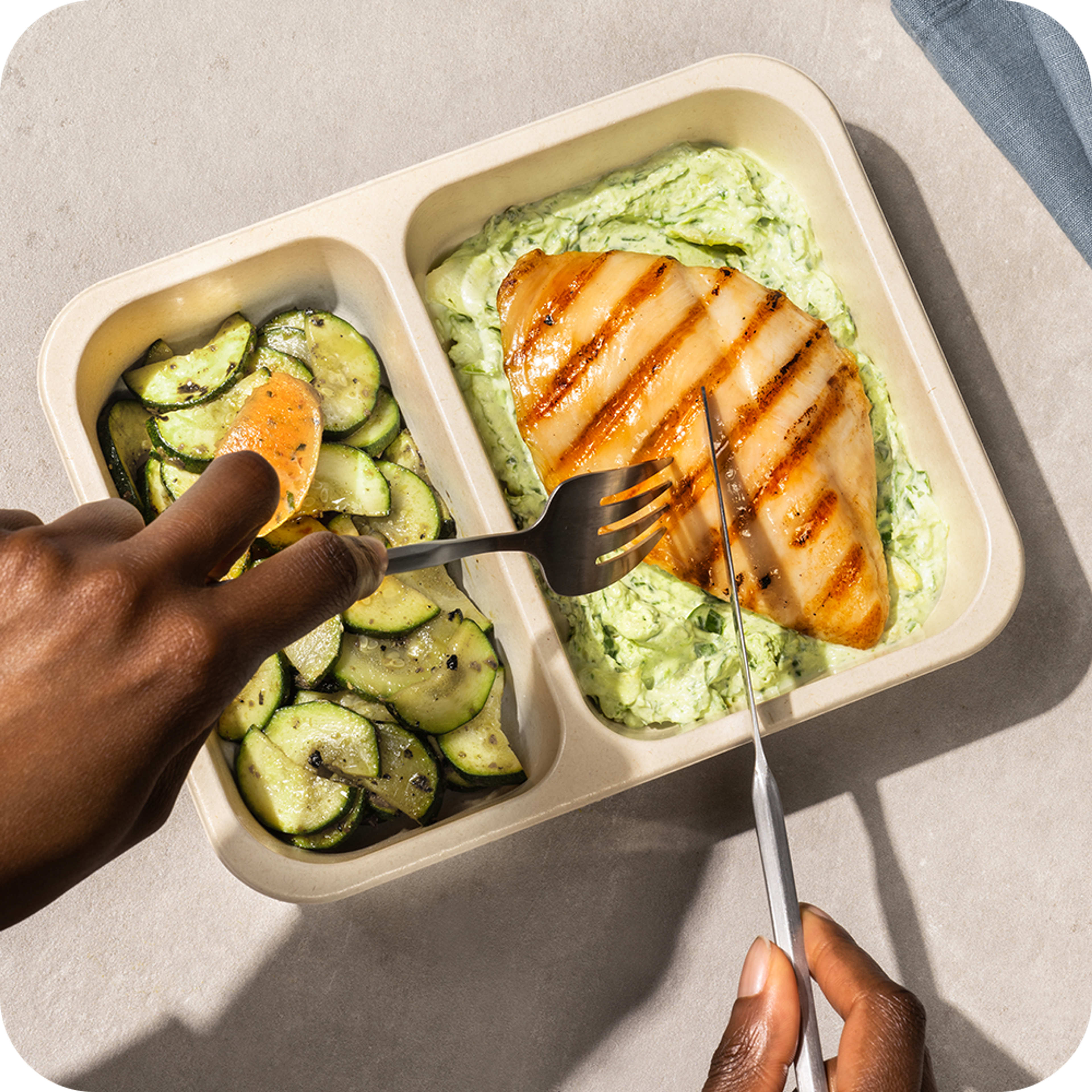 Nos repas et extras respectent des lignes directrices rigoureuses en matière de nutrition et d’ingrédients, conçues par des spécialistes en règle.
