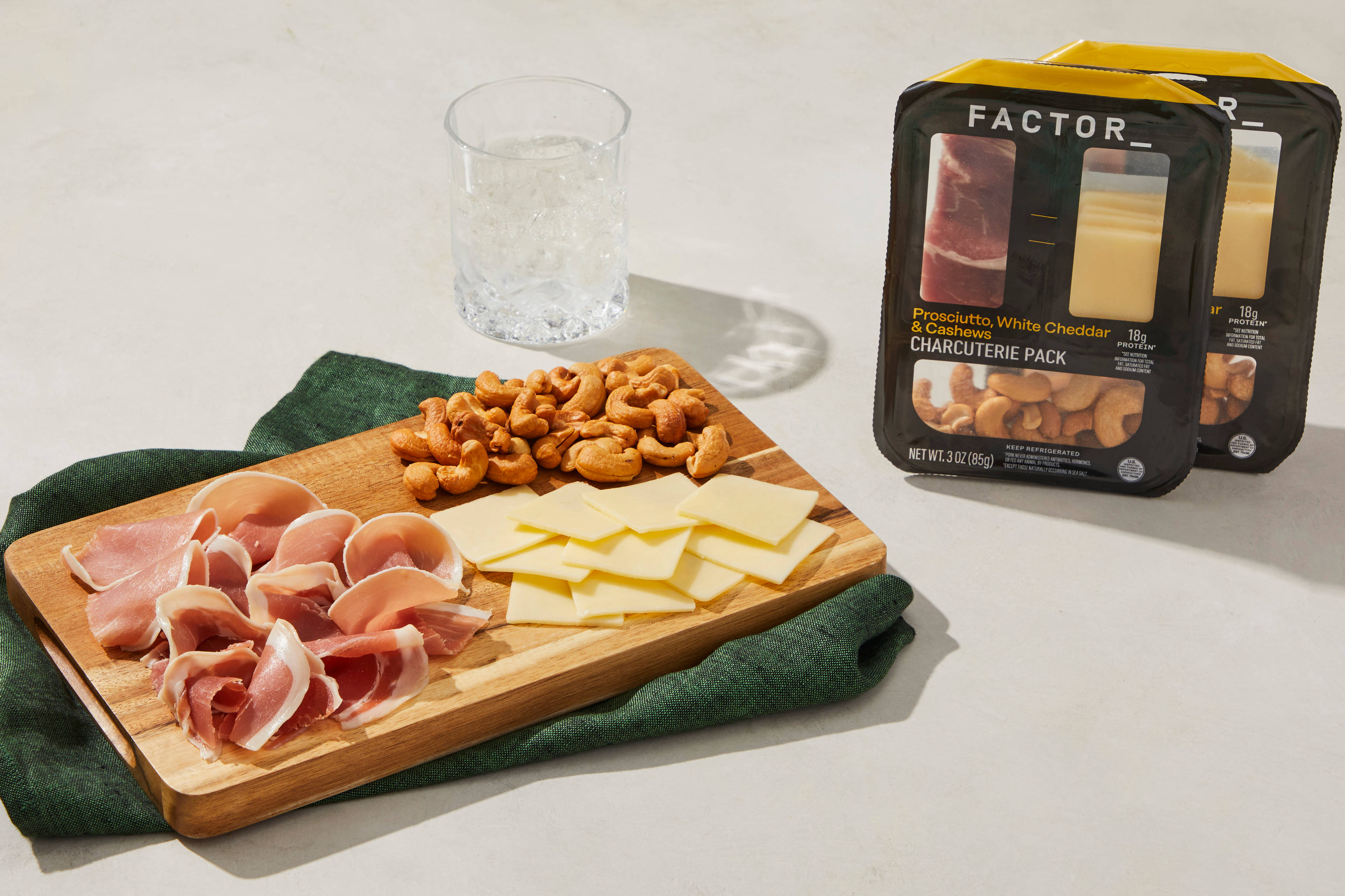 Prosciutto, White Cheddar & Cashew Charcuterie Pack
