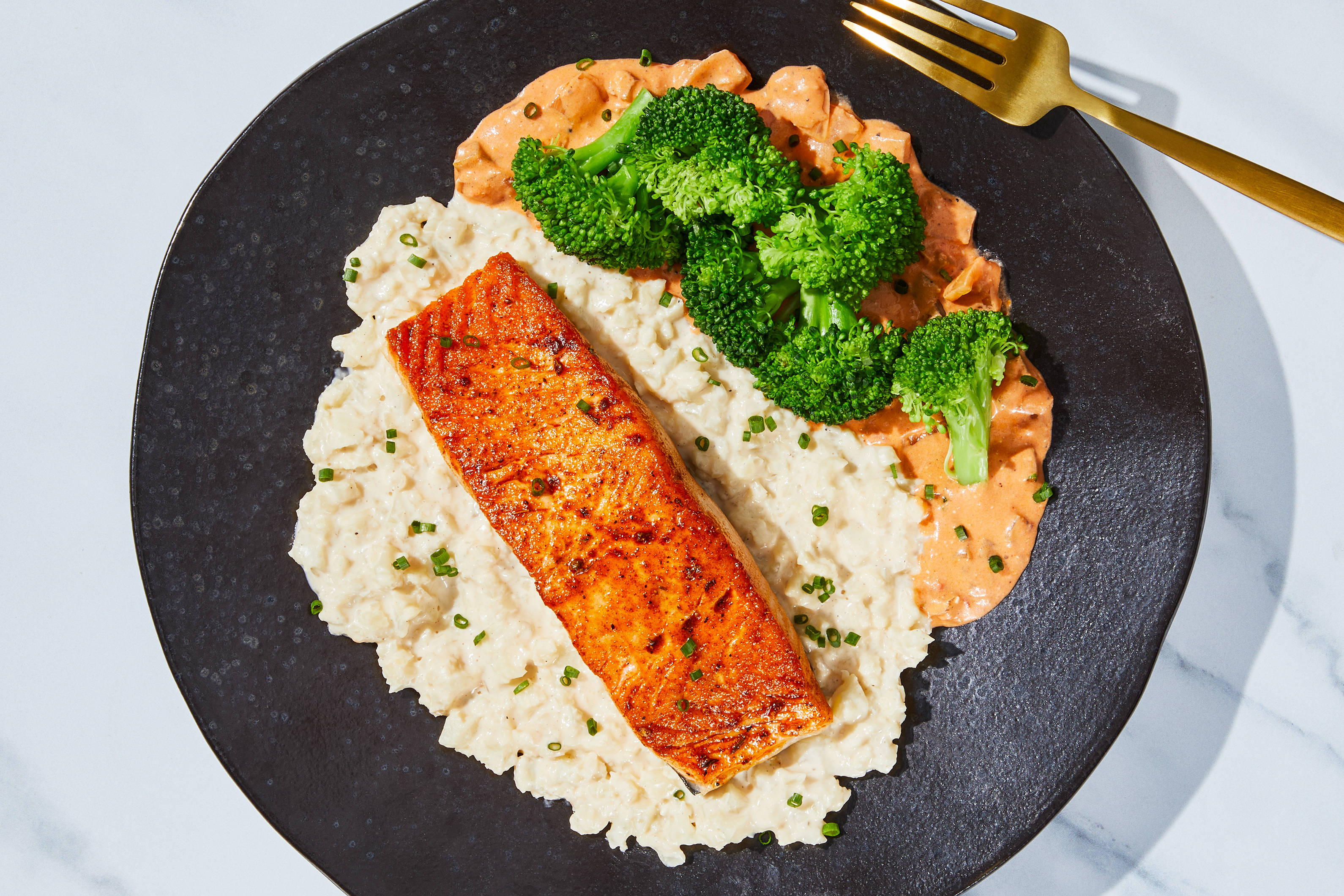 Lachs auf Blumenkohlreis in Käsecreme