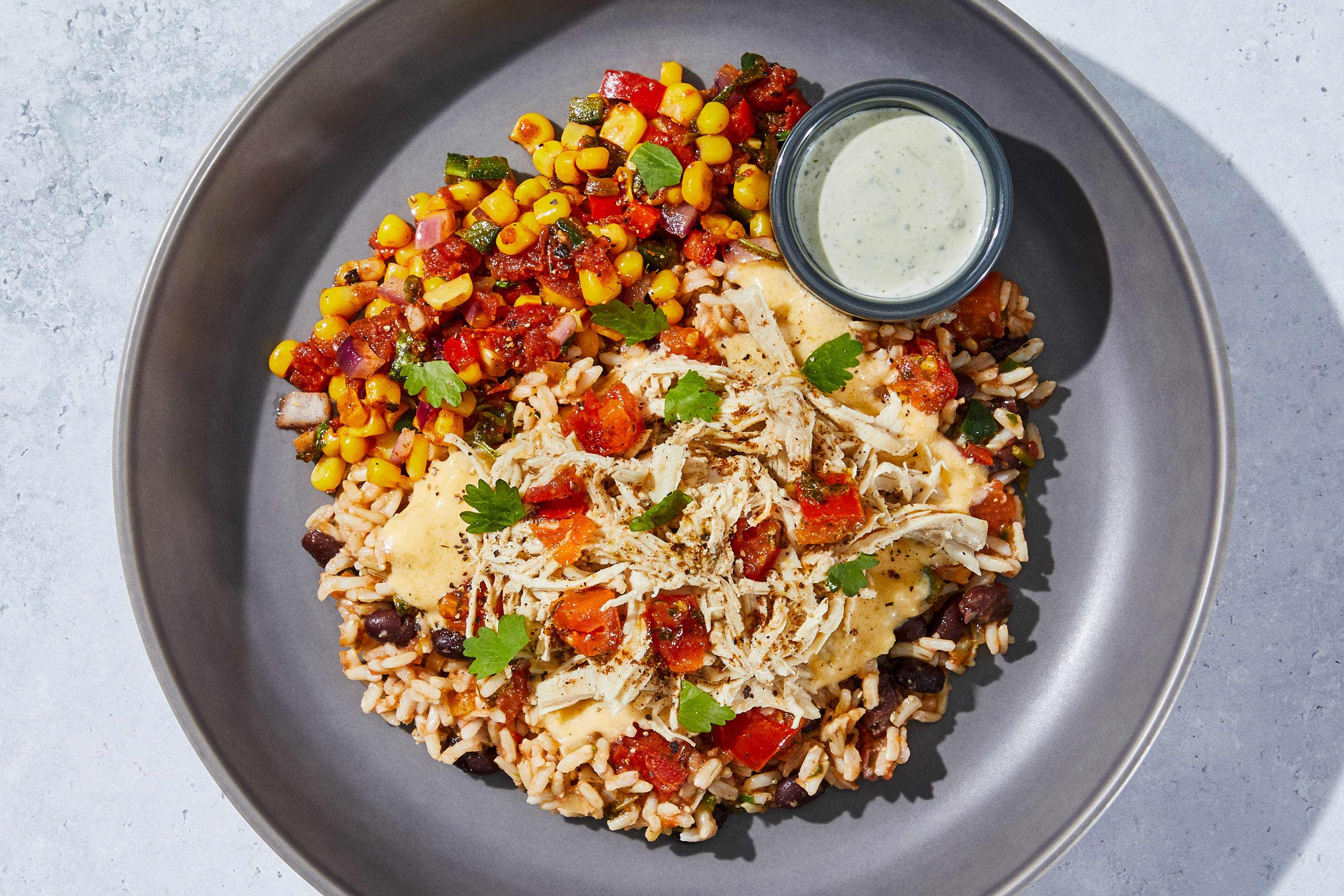 Mexikanisch Reis-Bowl mit Pulled Chicken und Taco-Gewürzen