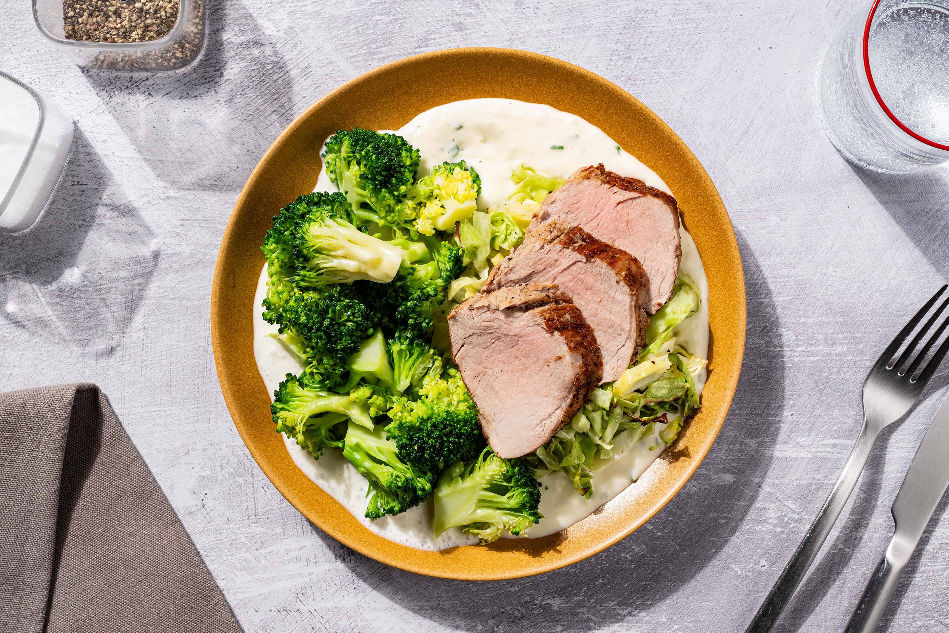 Schweinefilet mit schwarzem Pfeffer und Salbei