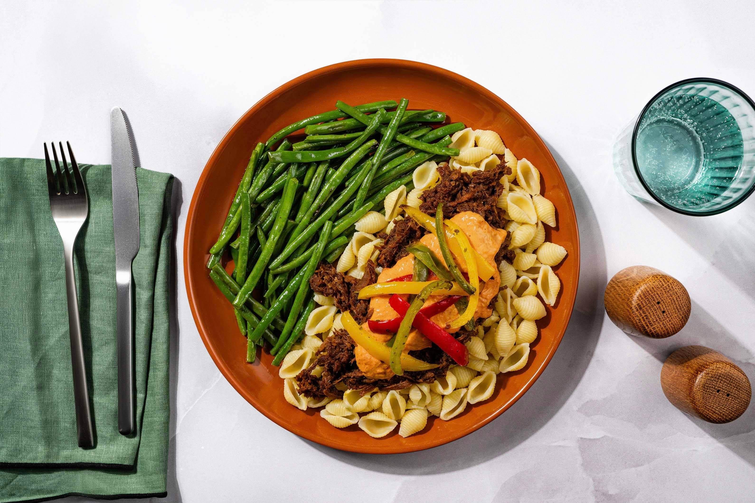 Macaroni met gestoofd rundvlees en rode paprika