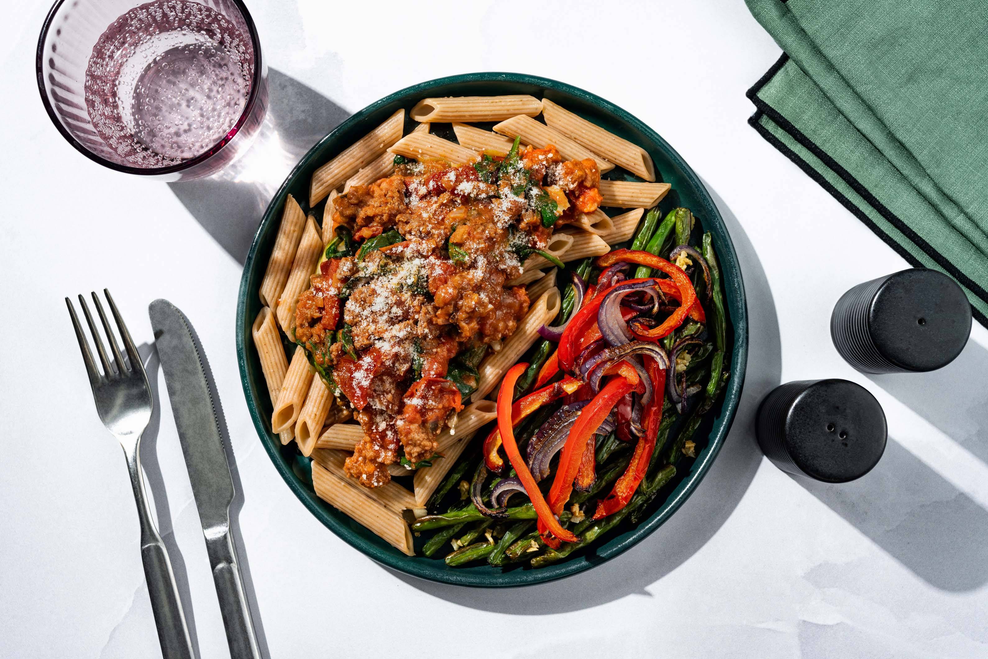 Penne met rundvleesragù en zongedroogde tomaat