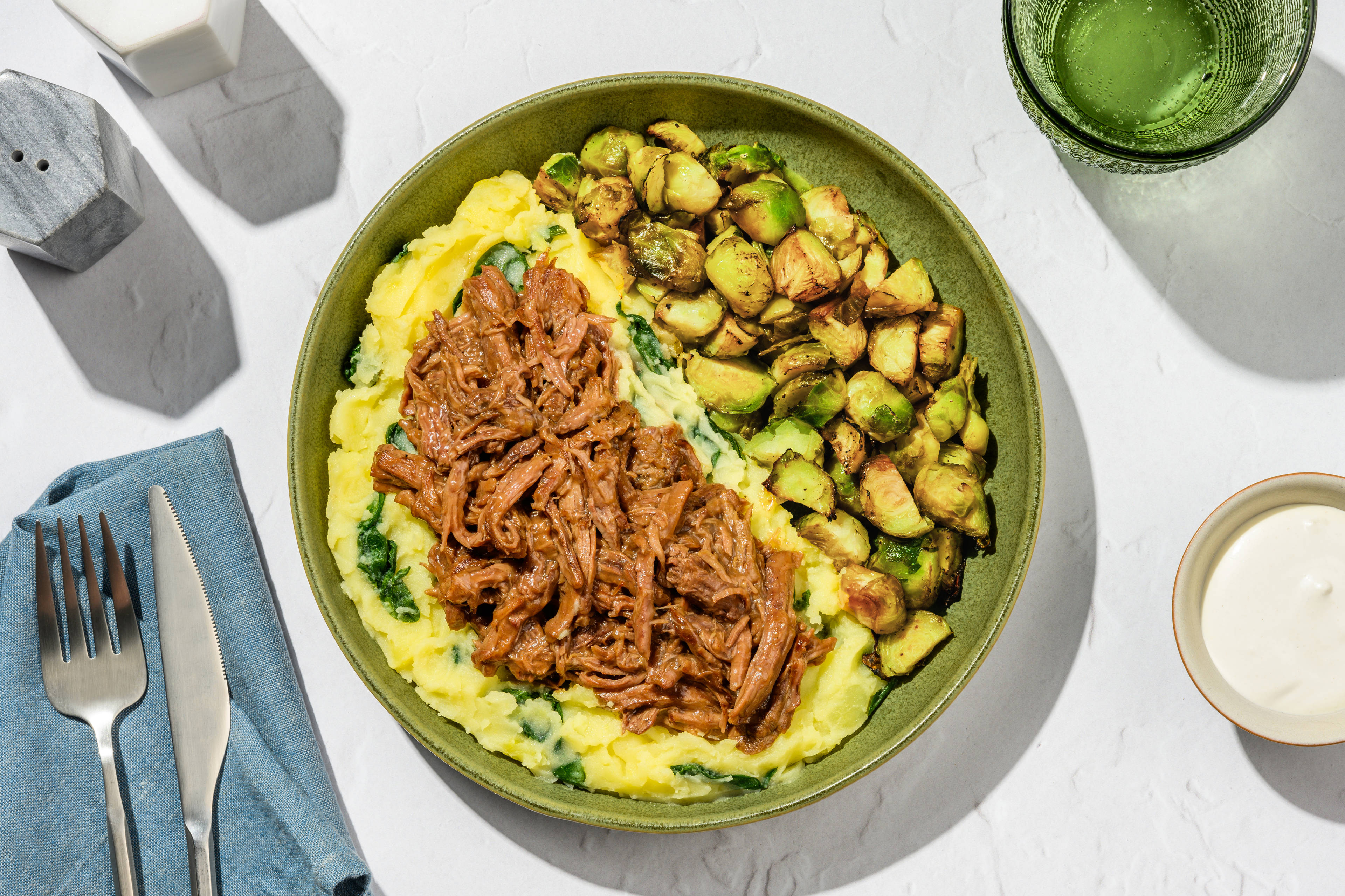 Langzaam gegaard rundvlees met mosterdsaus