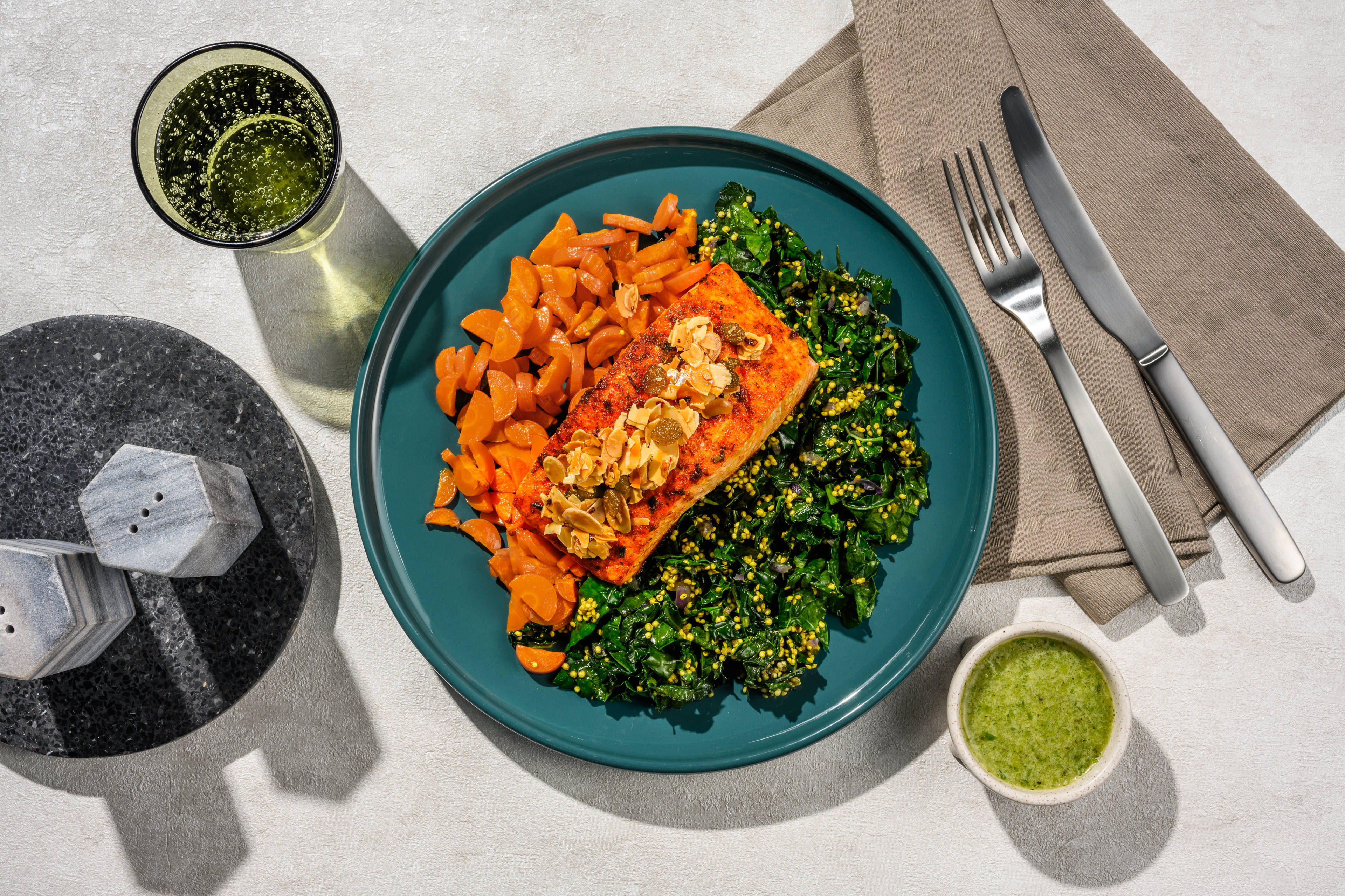 Zalm met amandelkorst en gebakken boerenkool