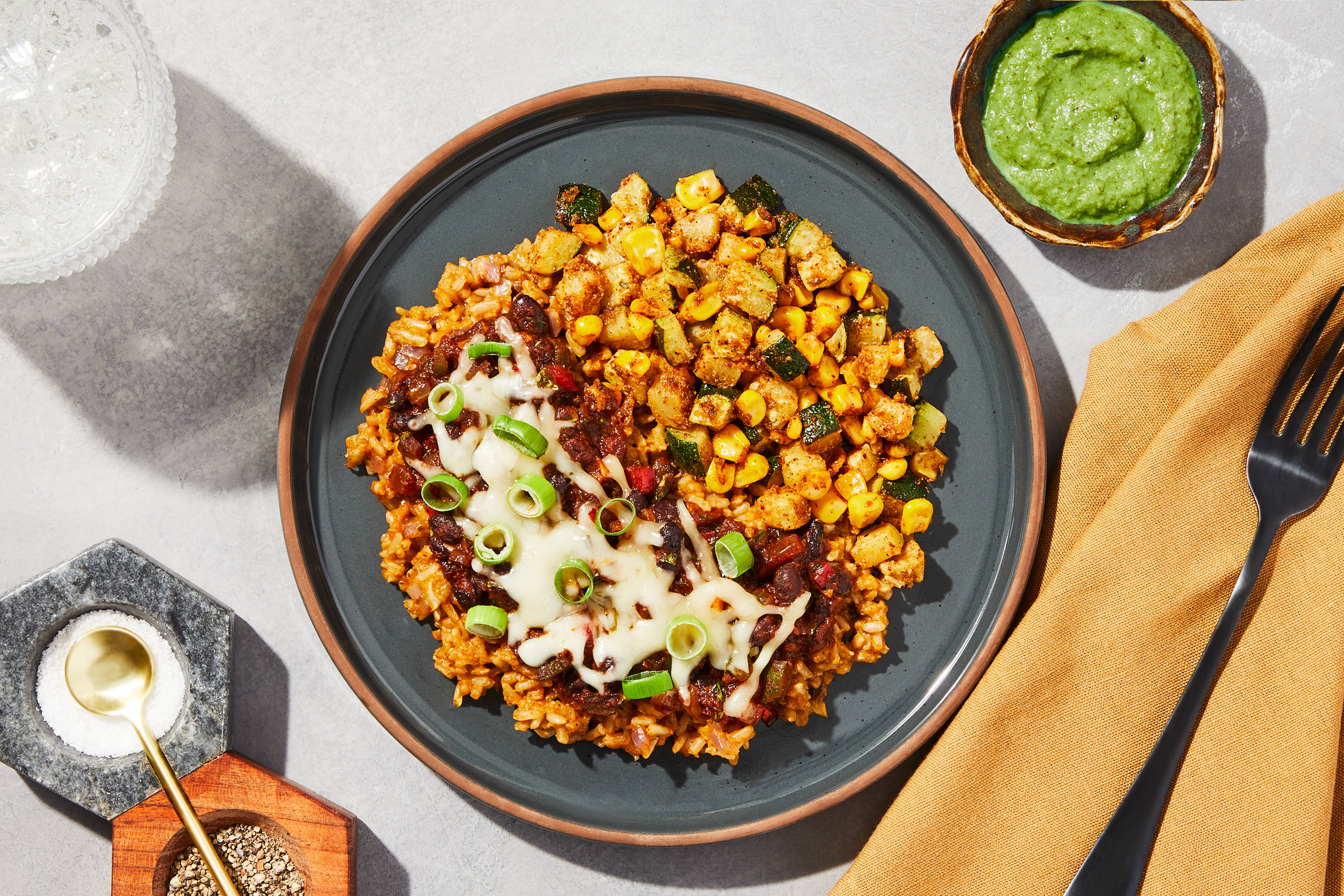 Zwarte bonenbowl en enchiladasaus
