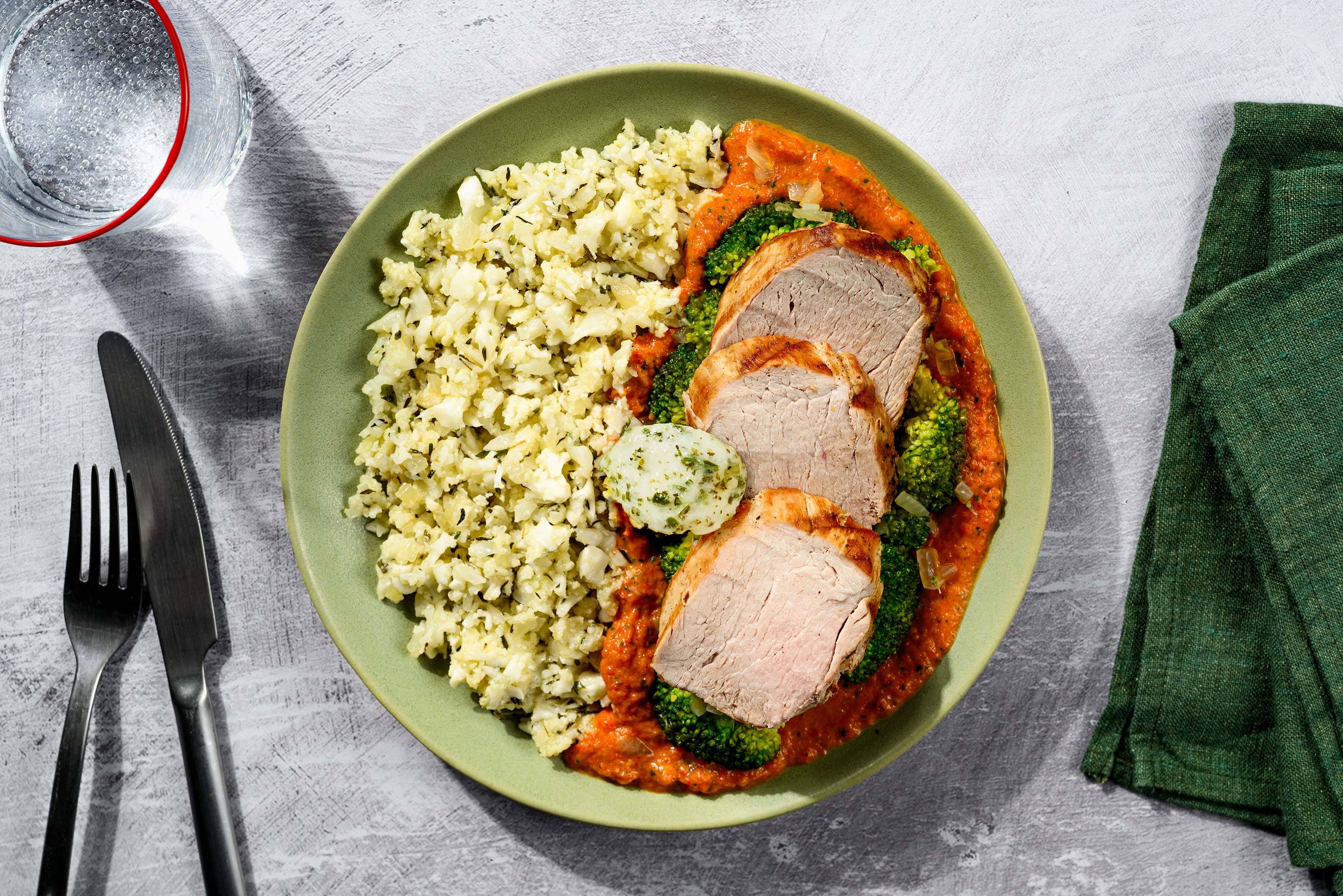 Gegrilltes Schweinefilet mit Brokkoli in Paprikasauce