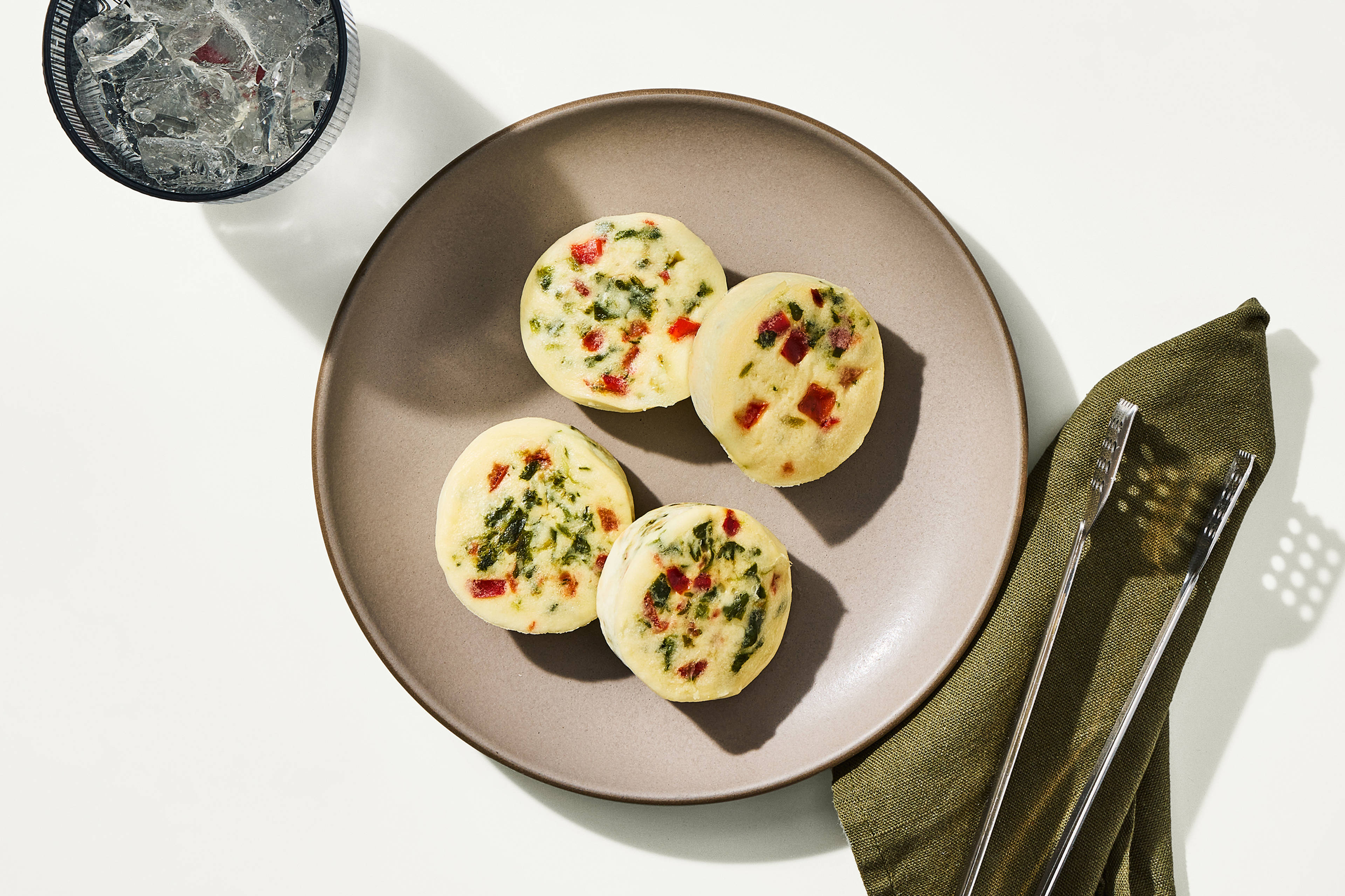 Mini omelettes – Épinards et poivrons rouges rôtis