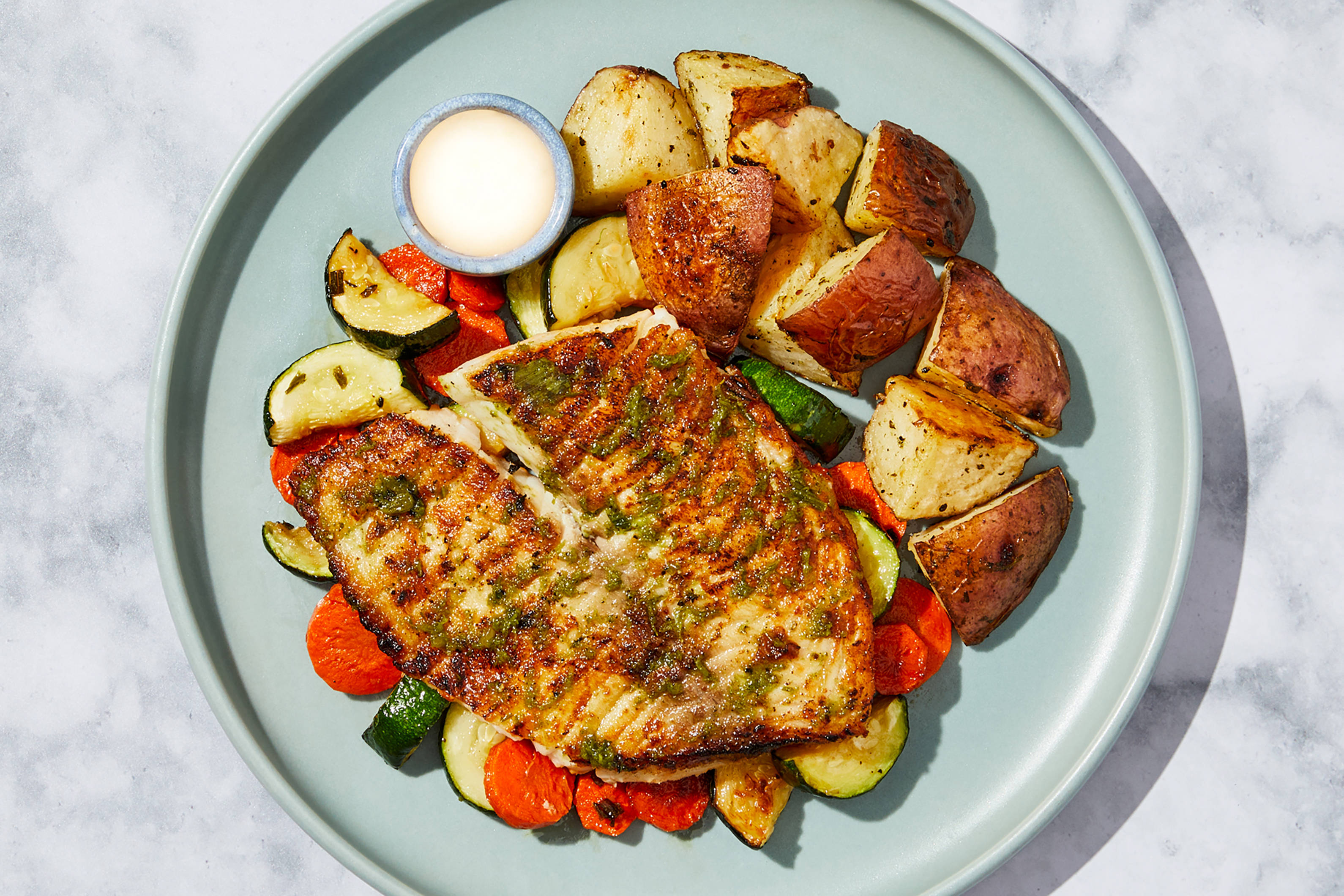 Tilapia rôti à l’ail et aux herbes