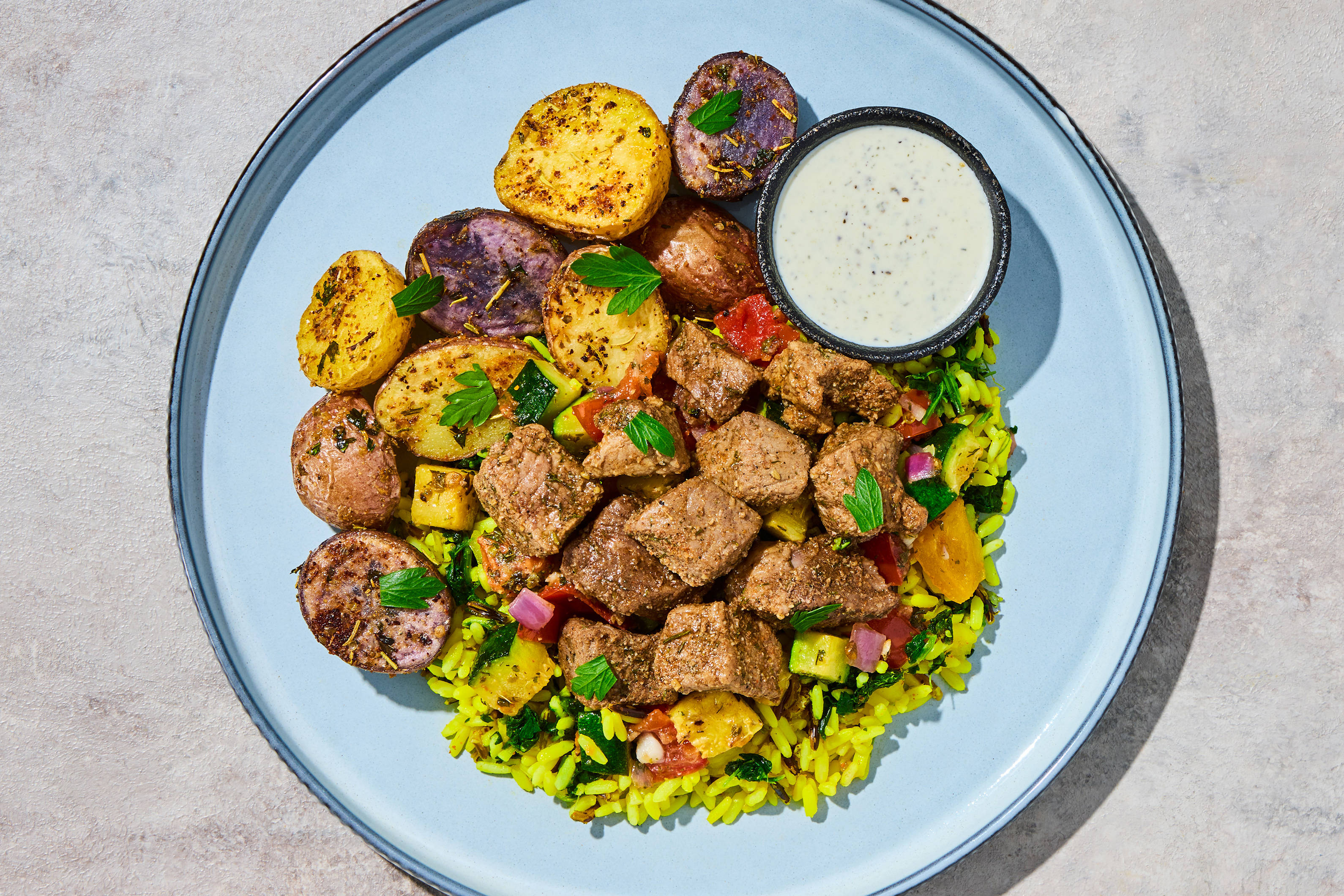 Bouchées de steak souvlaki et riz aux épinards