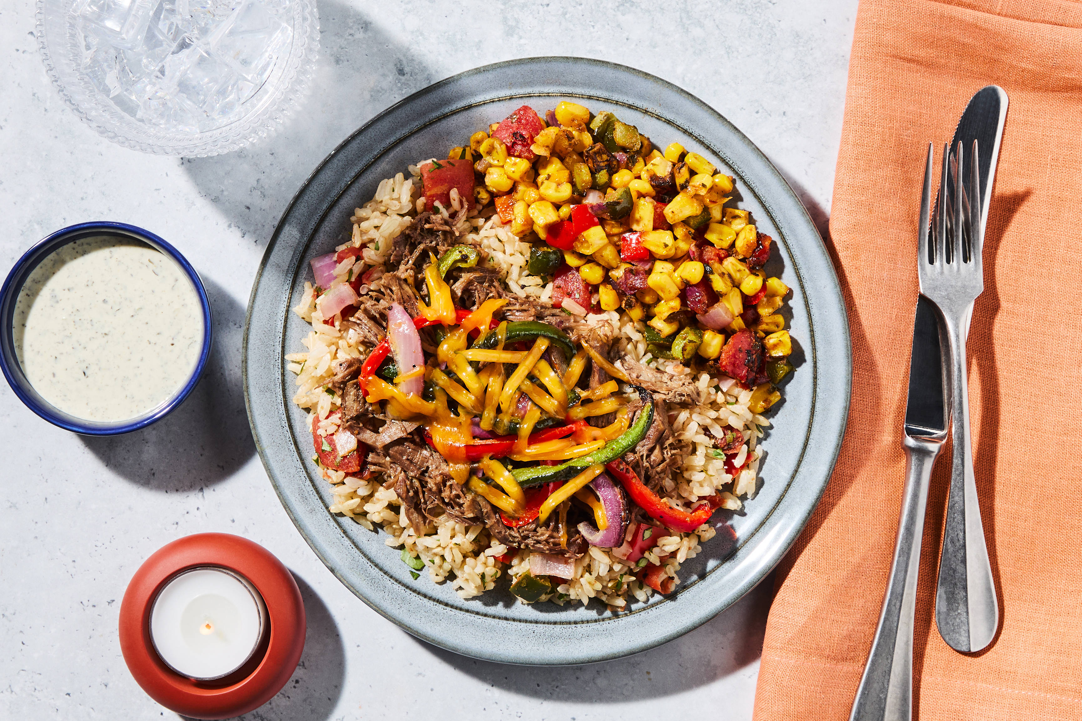 Pulled-Beef-Bowl mit Cheddar und Paprika