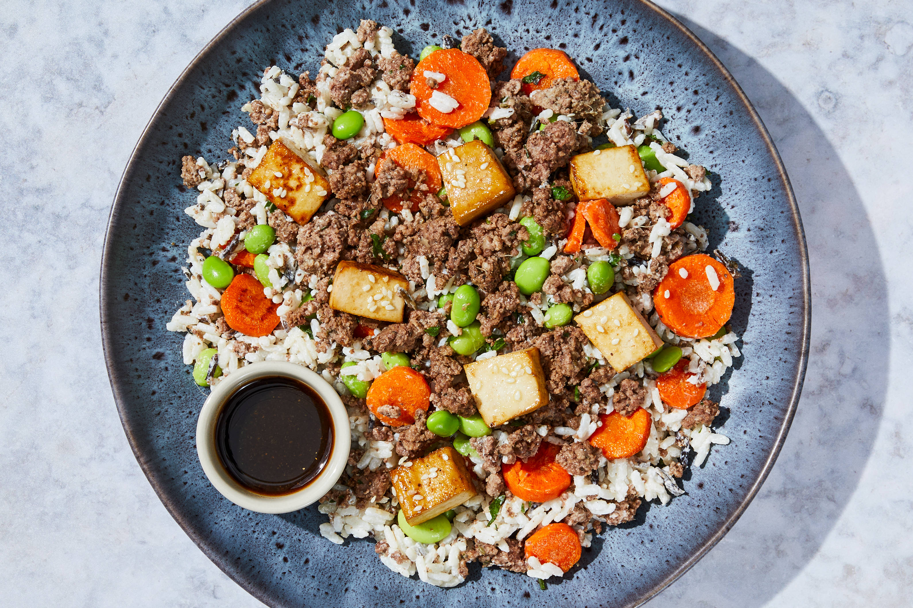 Bol au bœuf haché et au tofu fumé asiatique