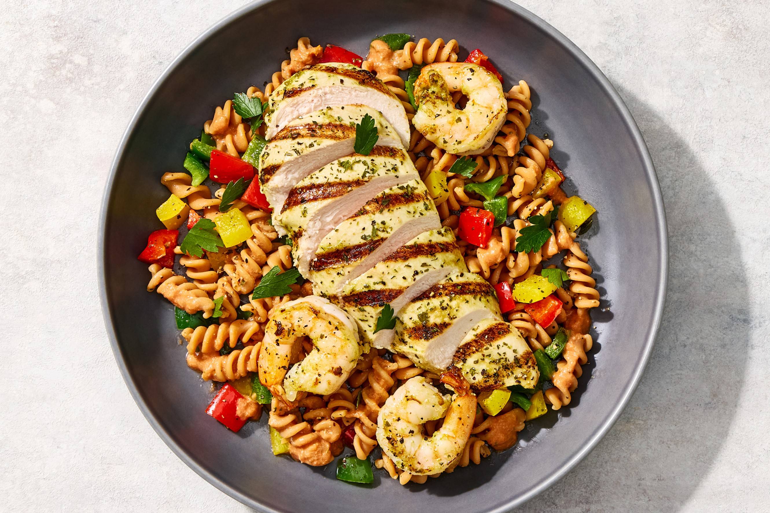 Fusillis au poulet grillé et aux crevettes en sauce rosée