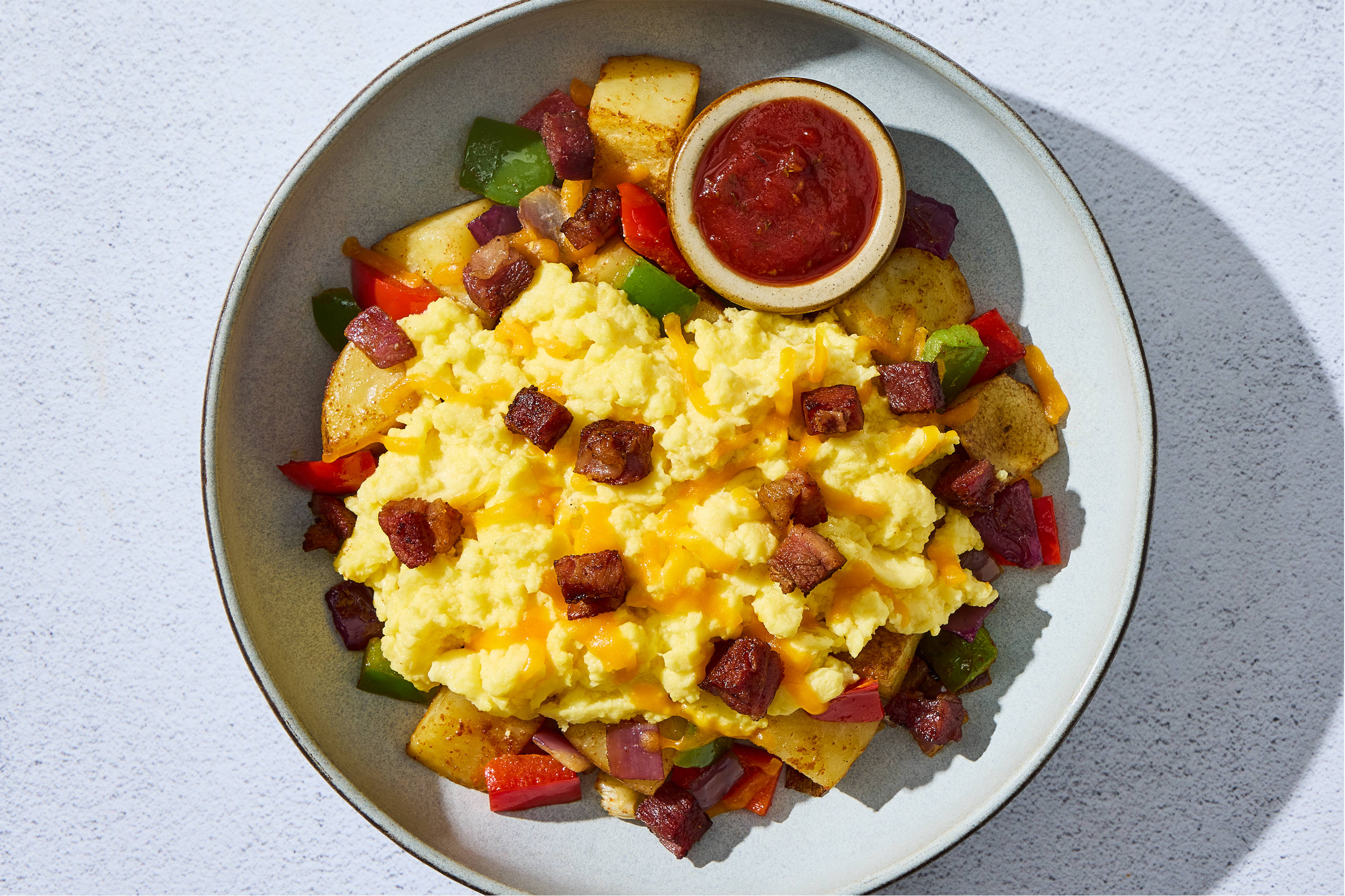 Œufs brouillés au fromage et au bacon