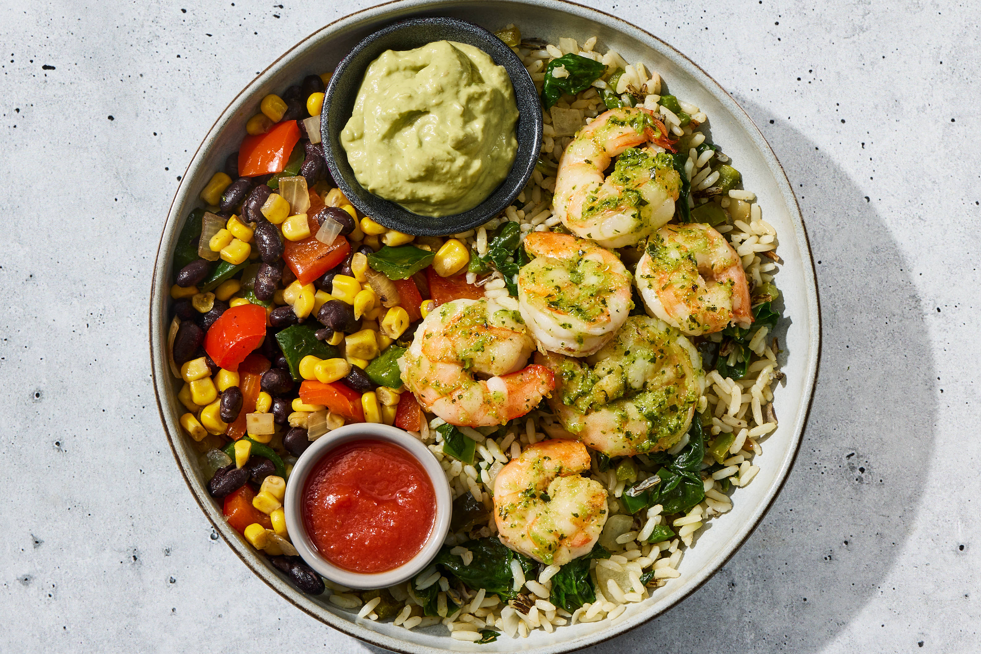Arroz verde et crevettes au piment et à la lime
