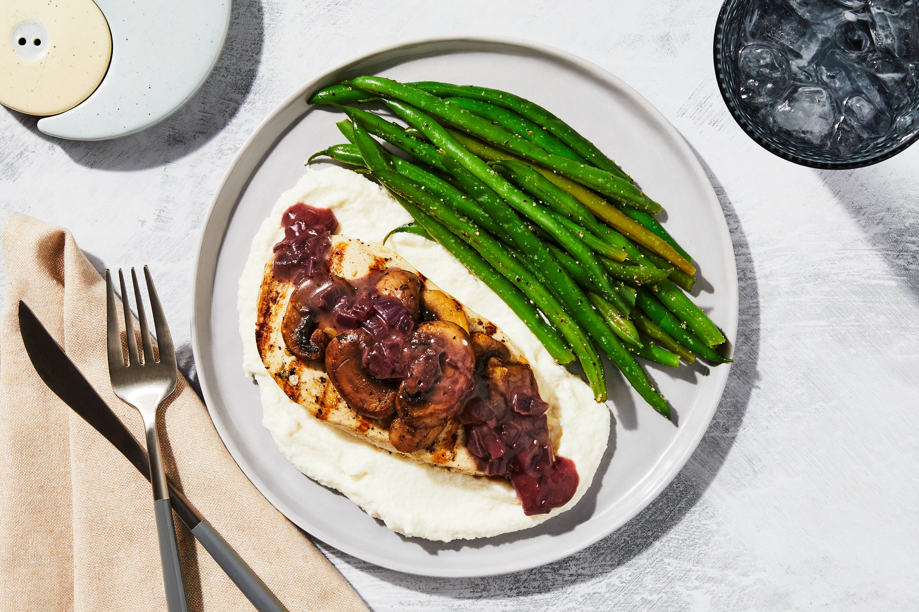 Kipfilet en champignons in rode wijnsaus