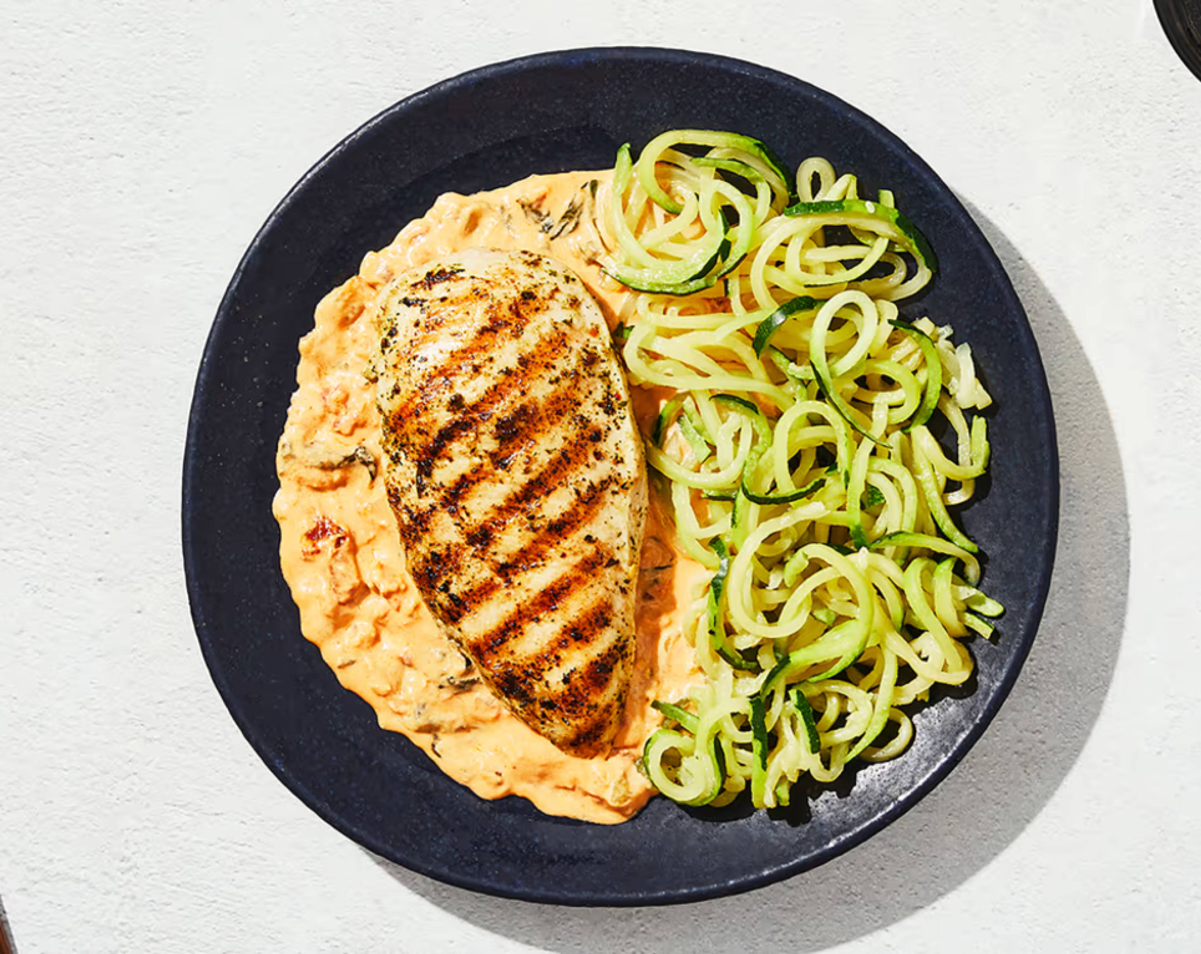Hähnchen in Tomatencreme mit sonnengetrockneten Tomaten und Zucchini-Spaghetti menu preference image