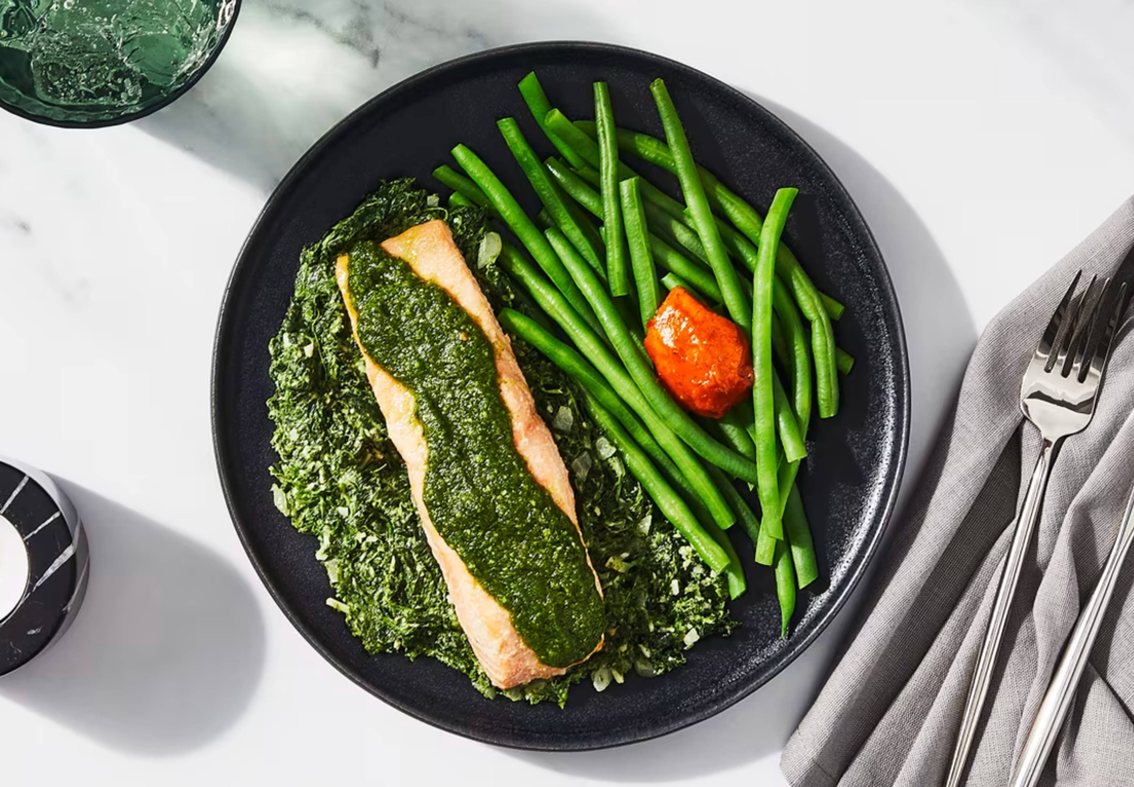Lachs mit grünem Pesto mit cremigem Spinat und grünen Bohnen in Tomatenbutter menu preference image