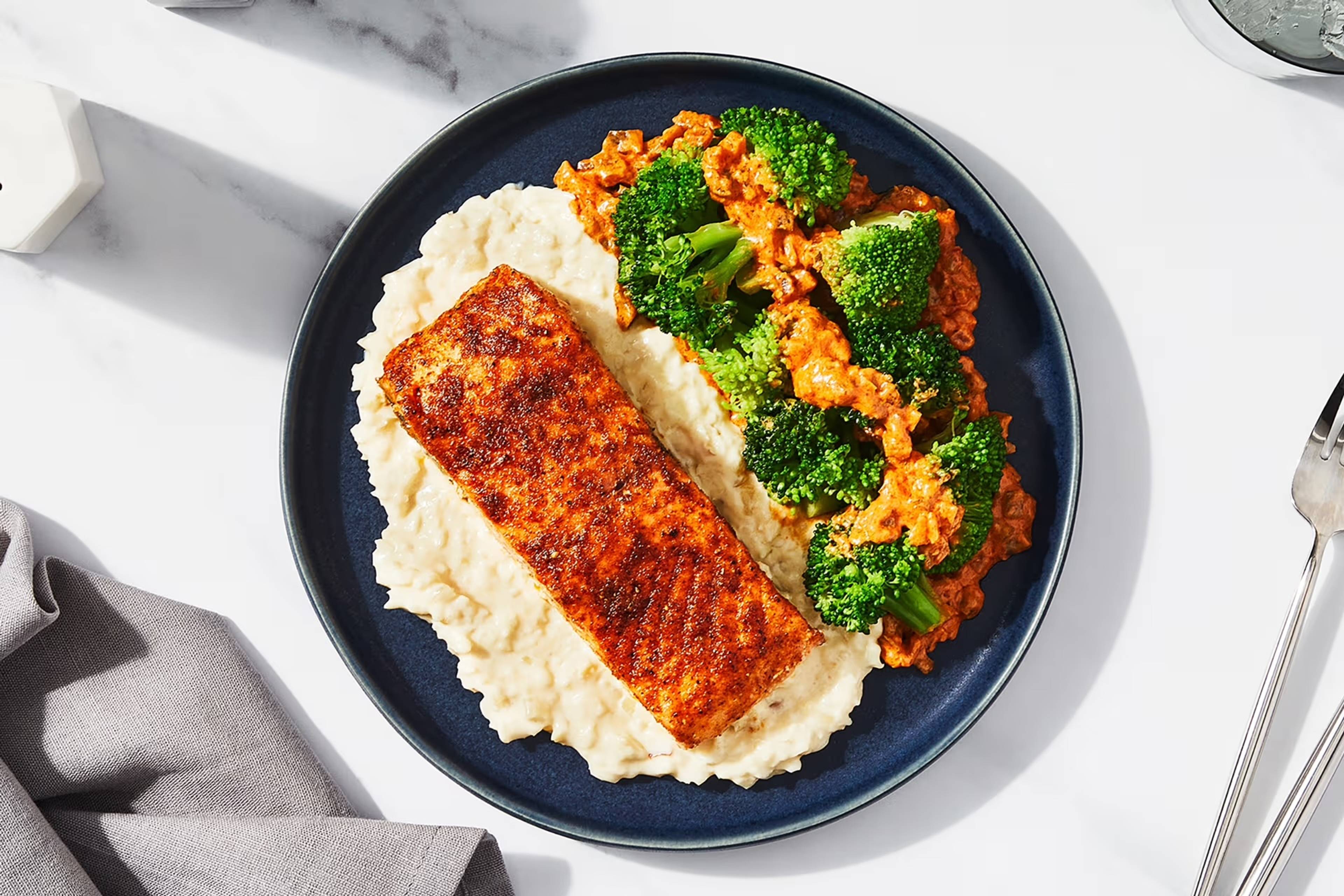 Lachs auf käsigem Blumenkohlreis menu preference image